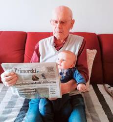Po Semoličevem prazniku najstarejši in najmlajši član Jordan in Kijan bereta Primorski dnevnik <i>(Ivan Semolič)</i>