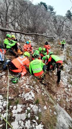 Zdravniki in gorski reševalci skupaj za reševanje v steni