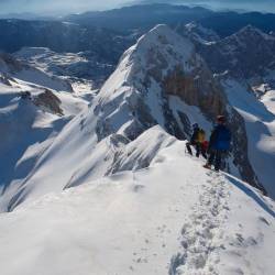 Skupina članov alpinističnega odseka Slovenskega planinskega društva Trst, ki je v sredo zjutraj s kolesi izpred Narodnega doma v Trstu krenila proti Tolminu, je danes dosegla najvišji vrh v Sloveniji – zasneženi Triglav (SPDT)