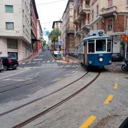Openski tramvaj so danes mimoidoči opazili v v Ulici Martiri della Libertà pod Škorkljo, toda za ponoven zagon bo, kot kaže, treba še počakati (V.S.)