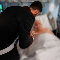 Eden od dveh karabinjerjev z moškim, ki sta mu rešila življenje (KARABINJERJI)