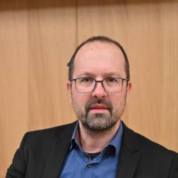 Šekli poudarja, da je treba upoštevati prisotnost knjižne slovenščine na Videmskem