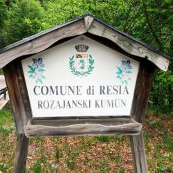 V Reziji govorijo narečje, ki spada med slovenska, mnogi govorci pa se ne prepoznavajo v slovenski kulturi