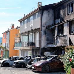 Požar je zajel štiri osebne avtomobile, motorno kolo ter del bližnje hiše (PRIMORSKE NOVICE/TOMAŽ PRIMOŽIČ/FPA)