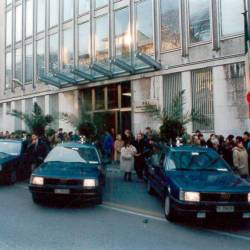 Trije avtomobili s pokojnimi Sašem Oto, Marcom Luchetto in Dariom D’Angelom pred deželnim sedežem RAI ob vrnitvi trupel iz Mostarja (ARHIV)