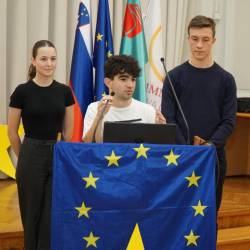 Simulacije so se udeležili tudi dijaki slovenskih licejev v Gorici