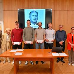 Prejemniki štipendij in člani komisije v Peterlinovi dvorani, v ozadju portret Albina Ločičnika (FOTODAMJ@N)
