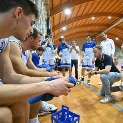 Košarkarji Kontovela med minuto odmora s trenerjem Francescom Pericem (FOTODAMJ@N)