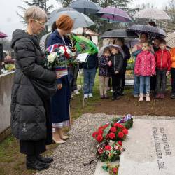 Ministrica za kulturo Asta Vrečko in vodja kabineta Nina Ukmar na Kosovelovem grobu v Tomaju (KATJA KODBA/STA)