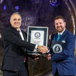 Izvršni direktor podjetja Orion Valves Luca Farina (levo) in uradni sodnik Guinnessovih rekordov Richard Stenning (TEDESCHI/FOTODAMJ@N)