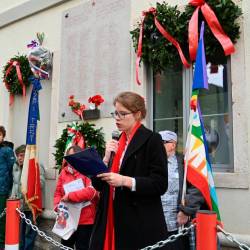 Pred spominsko ploščo na pročelju obnovljenega Narodnega doma na Vrdelski cesti pri Sv. Ivanu je zbrane nagovorila mlada Antje Gruden v imenu Zveze slovenskih kulturnih društev (FOTODAMJ@N)