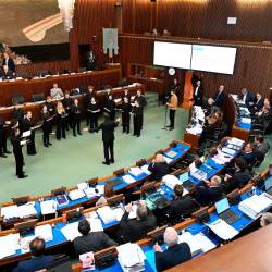 Mladinski pevski zbor Emil Komel pod vodstvom Mirka Ferlana v dvorani deželnega sveta FJK (ACON)