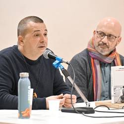 Z avtorjem Luigijem Naccijem (levo) se je pogovarjal duhovnik Paolo Iannaccone