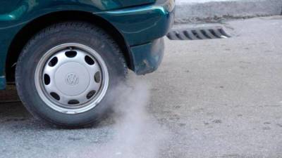 Dušikov dioksid povzročajo tudi avtomobili (ARHIV)