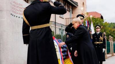 Predsednica republike Nataša Pirc Musar je danes ob dnevu upora proti okupatorju položila venec k spomeniku OF v Rožni dolini v Ljubljani (NEBOJŠA TEJIĆ/STA)