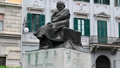 Bronasti kip Giuseppeja Verdija na Trgu san Giovanni (FOTODAMJ@N)