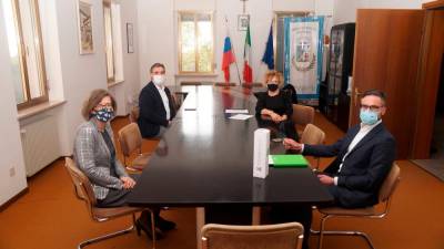 Predsednik paritetnega odbora Marco Jarc se je v Števerjanu srečal z županjo Franco Padovan, Marjanom Drufovko in Martino Valentinčič (BUMBACA)