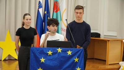 Simulacije so se udeležili tudi dijaki slovenskih licejev v Gorici