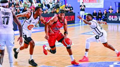 Arhivska fotografija z lanskega derbija med Pallacanestrom Trieste in videmskim Apujem (ARHIV)