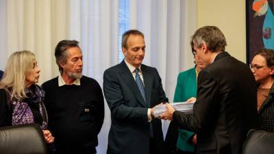 Predstavniki Odbora za zaščito borovega gozdiča so izročili podpise podpredsedniku deželnega sveta Francescu Russu (FOTODAMJ@N)
