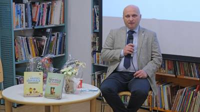 Jezikoslovec Kozma Ahačič med pogovorom v knjižnici v Narodnem domu (FOTODAM@N)