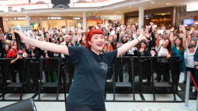 Tish in njeni oboževalci v Vilešu (BUMBACA)