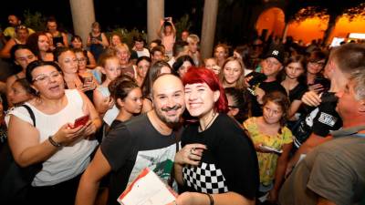 Tish s svojimi oboževalci (BUMBACA)