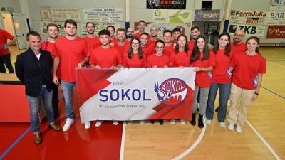 Sokolovi košarkarji in odbojkarice s transparentom z novim društvenim logotipom (FOTODAMJ@N)