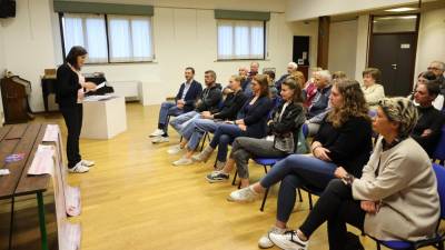 Županska kandidatka Maja Humar nagovarja udeležence srečanja (BUMBACA)