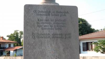Verzi na spomeniku slovenskim vojakom v Doberdobu (BUMBACA)