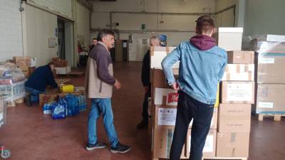 Priprava paketov s pomočjo za Ukrajino v skladišču ob robu Štandreža (M.P.)