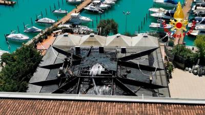 Uničena streha hotelske restavracije (GASILCI)