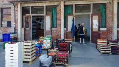 Prodajalna sadja in zelenjave na bivši goriški tržnici na debelo (FOTO EKO)