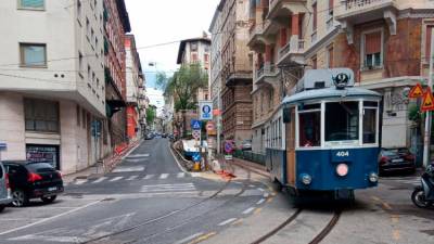 Openski tramvaj so danes mimoidoči opazili v v Ulici Martiri della Libertà pod Škorkljo, toda za ponoven zagon bo, kot kaže, treba še počakati (V.S.)