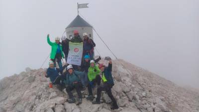 Skupinska slika ob Aljaževem stolpu, na njej InPlaninci 9. avgusta lani (IN PLANINEC/FACEBOOK)