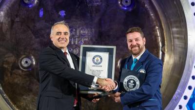 Izvršni direktor podjetja Orion Valves Luca Farina (levo) in uradni sodnik Guinnessovih rekordov Richard Stenning (TEDESCHI/FOTODAMJ@N)