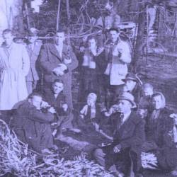 Skupina Rupencev pred kakimi sedemdesetimi leti v Petovljah