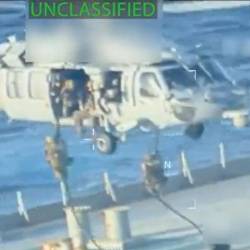 Prizor iz videoposnetka zasega tankerja (ANSA)