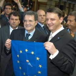 Romano Prodi in Anton Rop leta 2004 pri Rdeči hiši v Gorici (Arhiv Bumbaca)