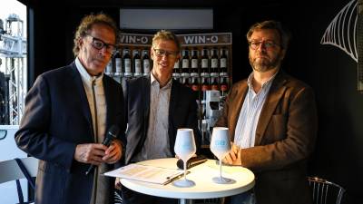Z leve novinar Andro Merkù, Guido Comis in knez Dimitri Thurn und Taxis