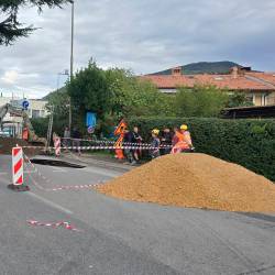 Poškodovano cestišče na Prvomajski ulici