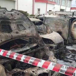 Uničena vozila na območju Proseške Postaje oktobra lani (ARHIV)