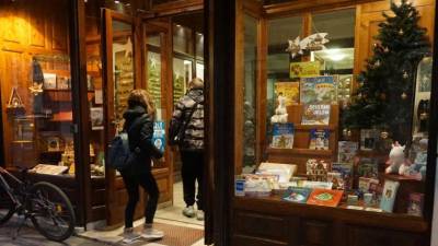 V Katoliški knjigarni božične okraske in druge predmete kupujejo tudi iz Slovenije<b> (</b>BUMBACA)
