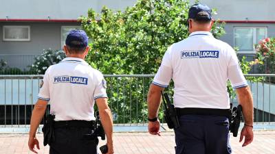 Lokalni policisti so roparja, ki je tudi ukradel motorno kolo, odvedli v koronejski zapor
