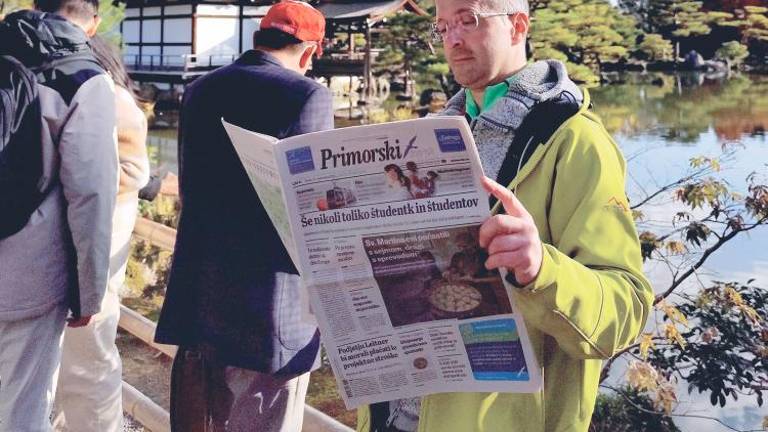 Tudi vi templju Kinkaku-ji (Zlati tempelj) v Kyotu na Japonskem berejo Primorski dnevnik<i> (Matej Susič)</i>