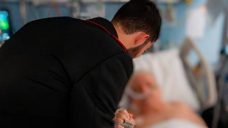 Karabinjerja v bolnišnici obiskala moškega, ki sta mu rešila življenje