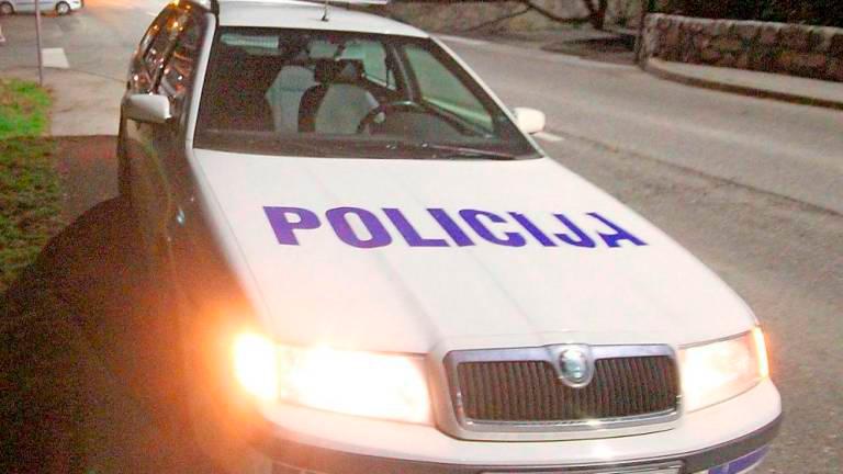 Gorelo stanovanje v Izoli, policista rešila žensko
