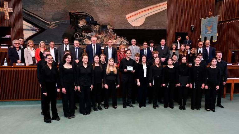 Štirijezično glasbeno voščilo zbora Emil Komel v dvorani deželnega sveta FJK