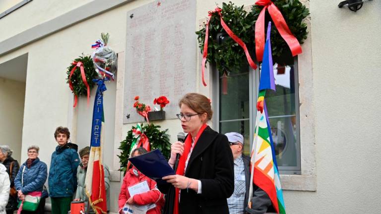Pred spominsko ploščo na pročelju obnovljenega Narodnega doma na Vrdelski cesti pri Sv. Ivanu je zbrane nagovorila mlada Antje Gruden v imenu Zveze slovenskih kulturnih društev (FOTODAMJ@N)