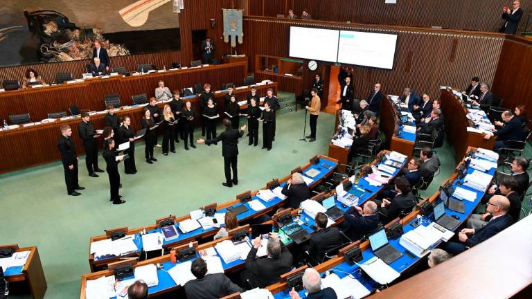 Štirijezično glasbeno voščilo zbora Emil Komel v dvorani deželnega sveta FJK